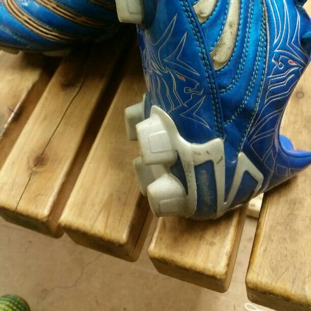 サッカースパイク　アブソリウト25.5