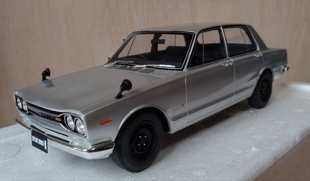 【限定７００台】京商 サムライ 1/18 ハコスカ 4ドア PGC10