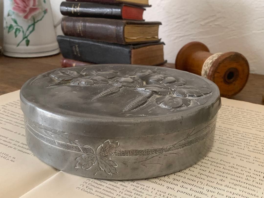 フランスアンティーク　ピューター　小物入れ　エンボス加工　蚤の市　ブロカント