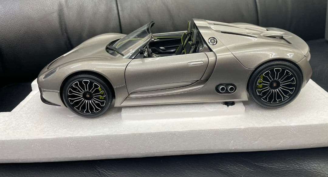 ポルシェ 918 スパイダー MINICHAMPS 1/18 リキッドメタル