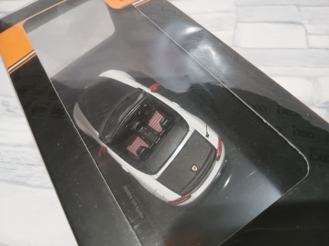 1/43 フィアット　アバルト　124スパイダー　ディーラー　ミニカー　ホワイト