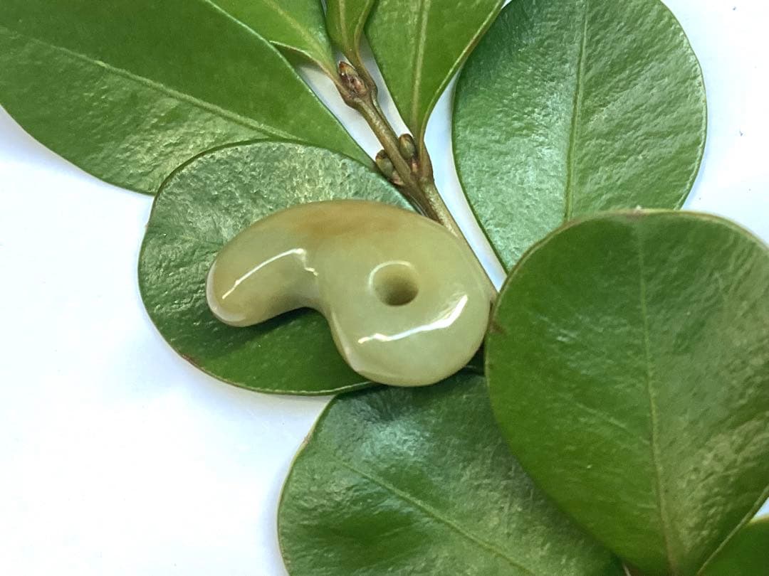 ⭕️超極上レア物　✳一番数少ない幻の幸運の黄色‼️ 糸魚川翡翠勾玉ガラス質鑑定鑑別書