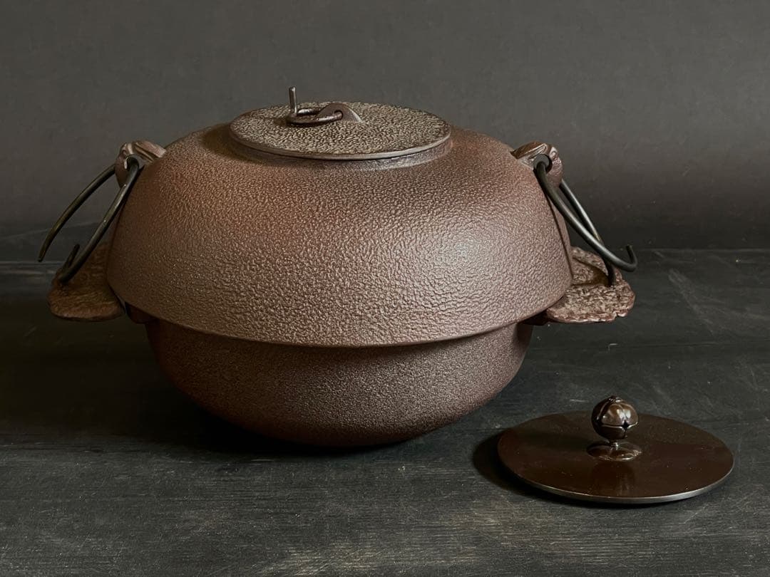 【未使用 美品】「母」 釜師敬典 裏甲釜 釜鐶 替え蓋 透木 共箱 栞（F⑧）