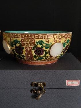 清朝の乾隆帝の時代に作られた、エナメルと金象嵌を施した大きな玉器