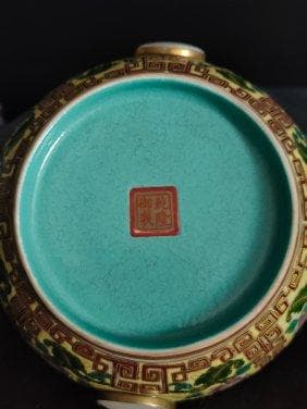 清朝の乾隆帝の時代に作られた、エナメルと金象嵌を施した大きな玉器