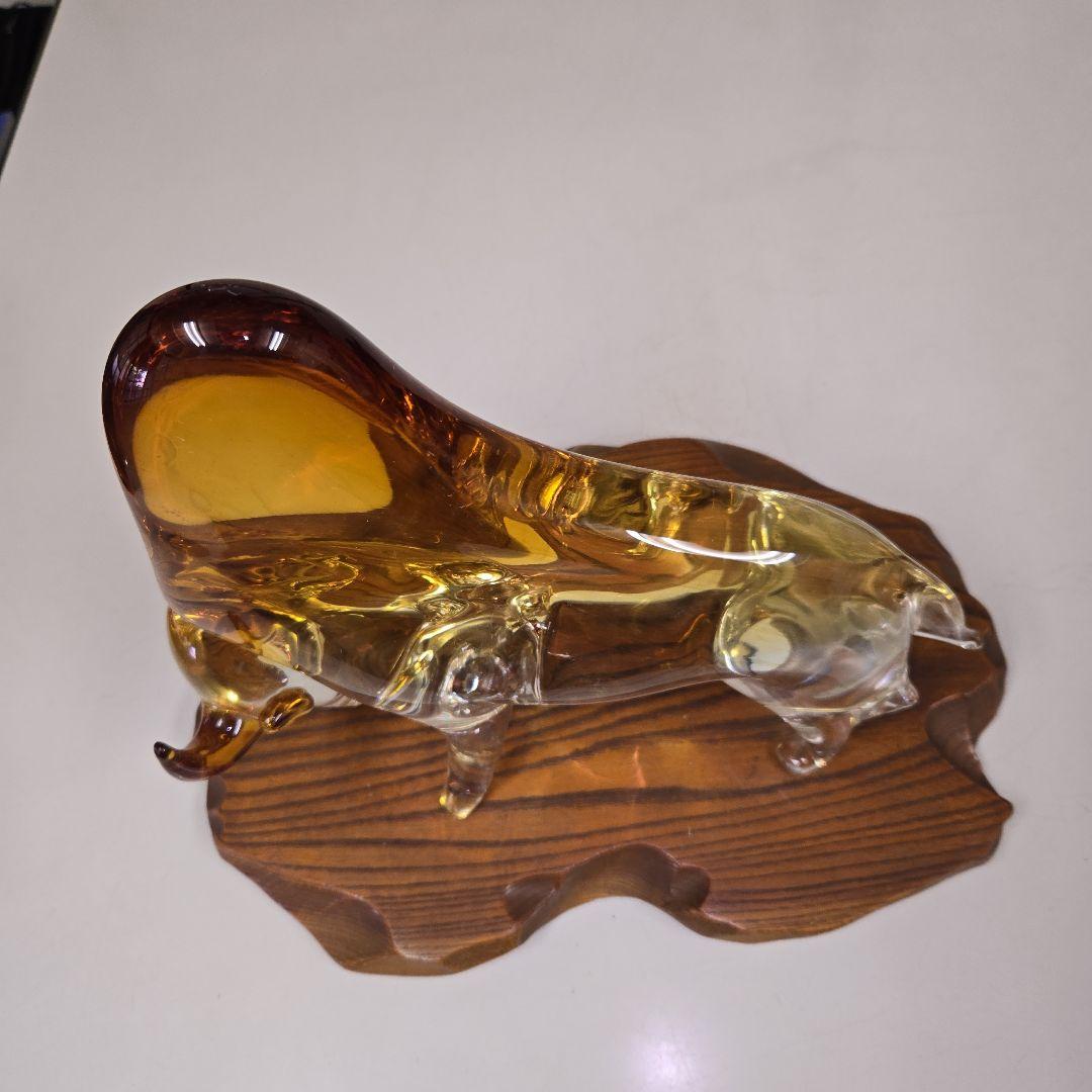 牛の置物　マルティガラス　木製置台付き