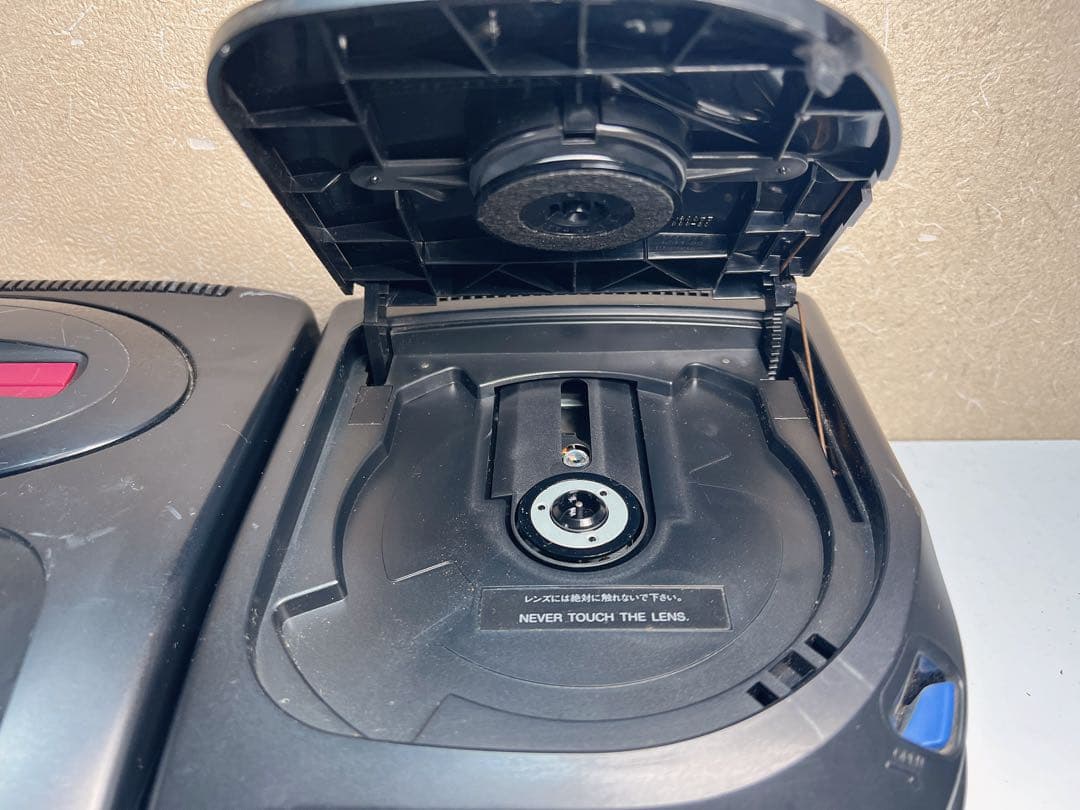 レトロなセガのゲーム機とアクセサリーのコレクション