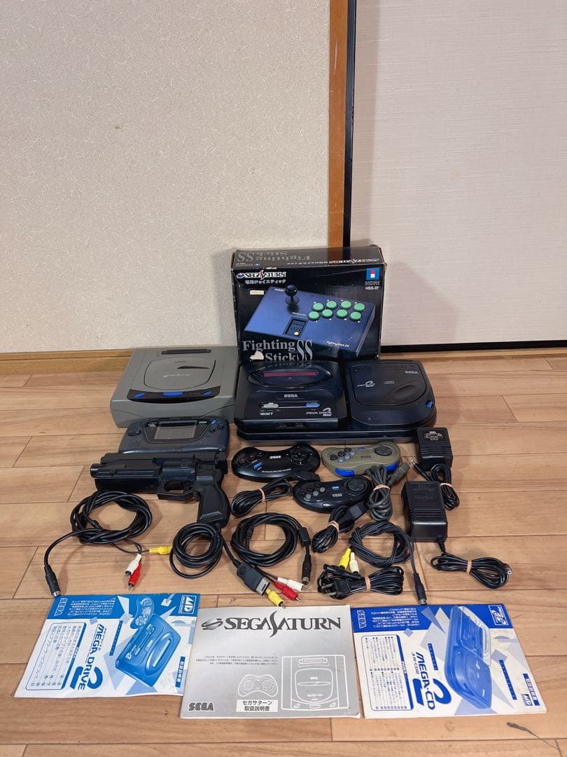レトロなセガのゲーム機とアクセサリーのコレクション