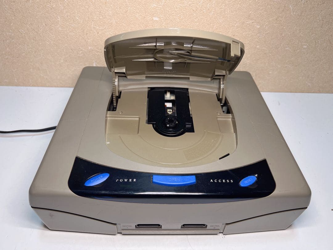 レトロなセガのゲーム機とアクセサリーのコレクション