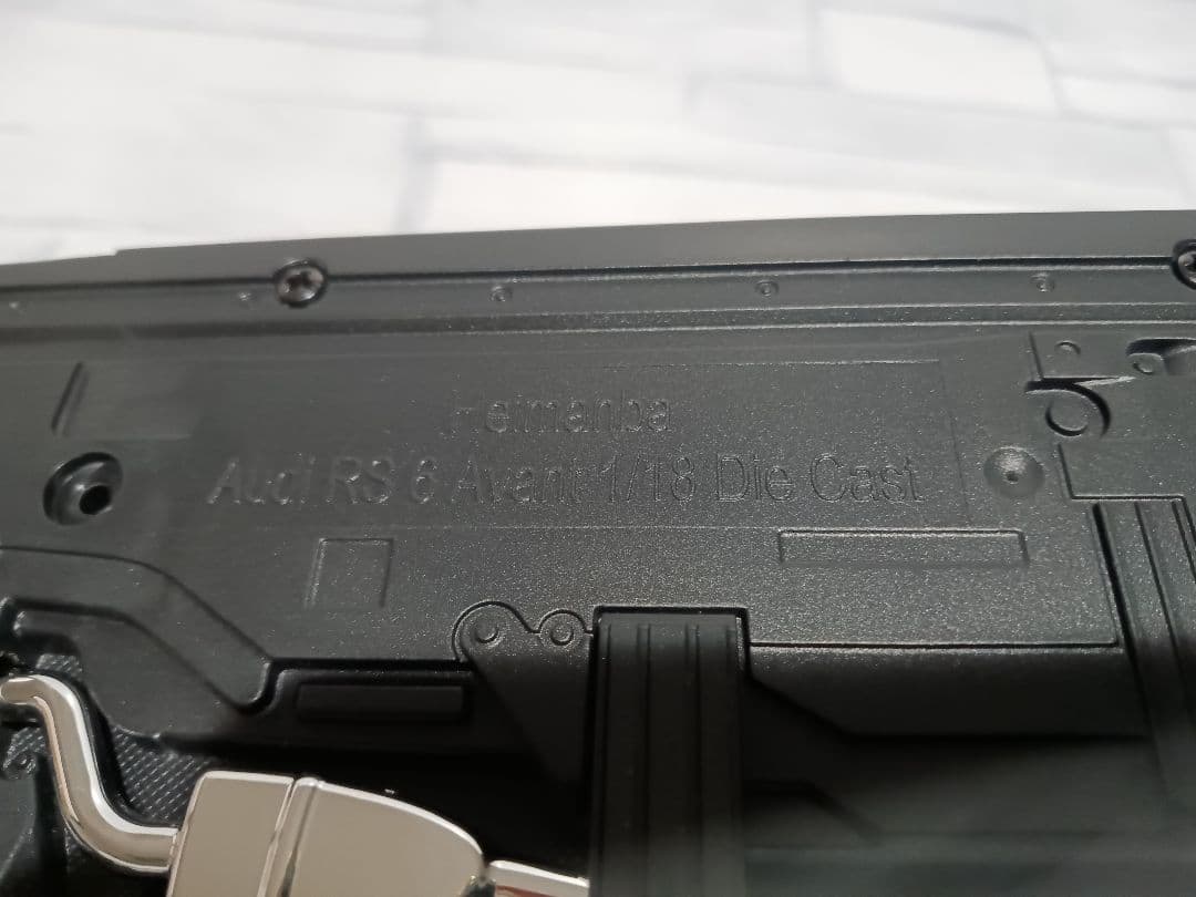 1/18 アウディ　RS6 アバント C8 ダイキャスト　ミニカー　ブラック