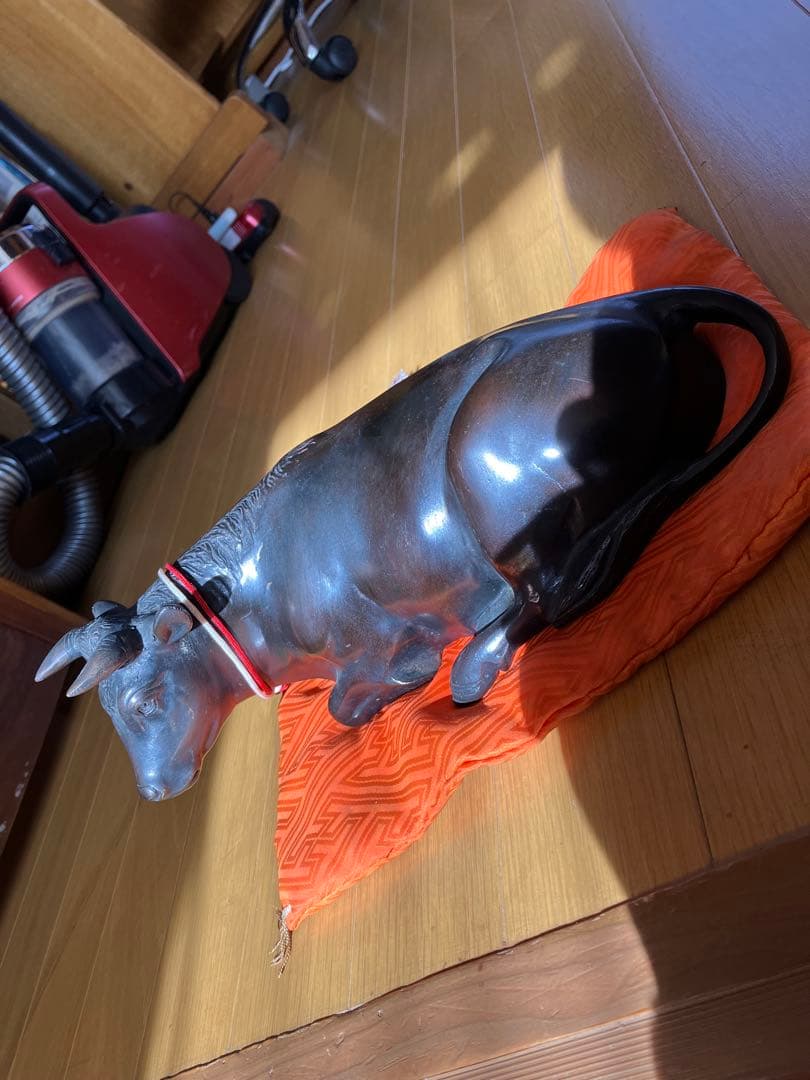 銅製 牛の置物 オレンジ色の敷物付き