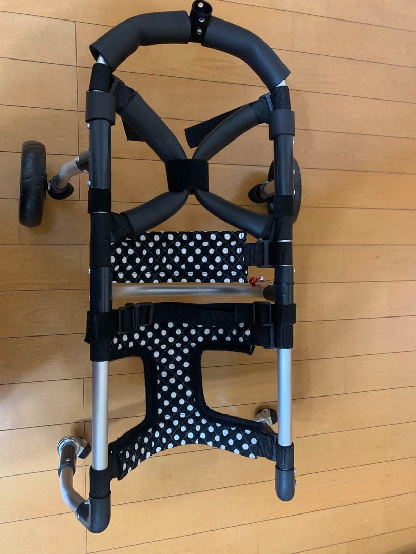 中型犬　4輪　犬用　車いす 歩行器　黒と白の水玉　手押し棒付　お食事　介護補助