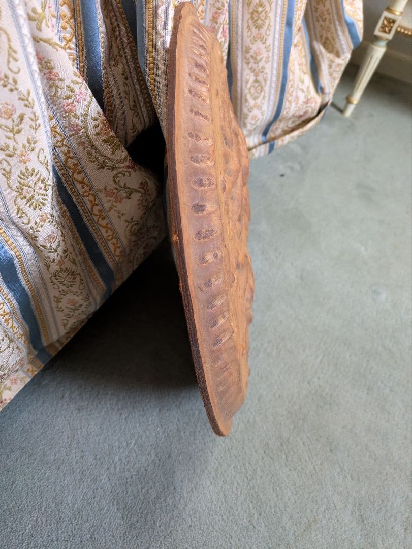 アンティーク　革のエンボス加工壁飾り