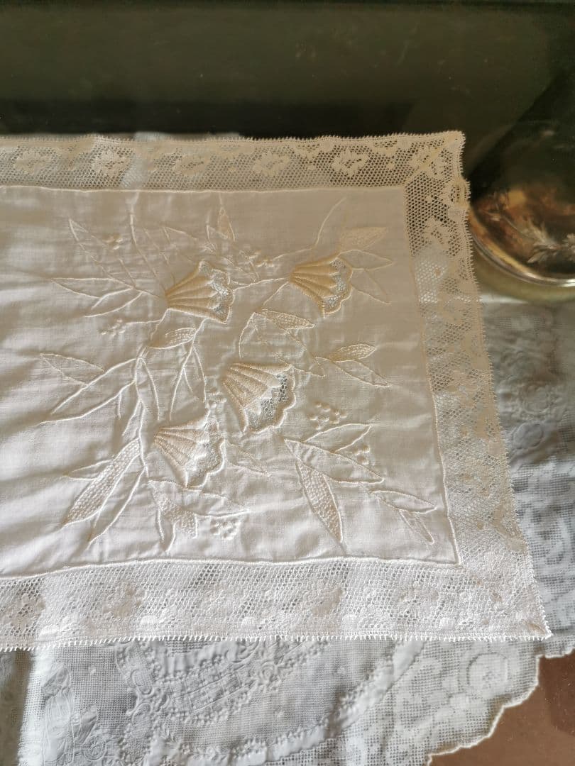 アンティーク 蛍袋 野の花エンブロイダリー 縦長ランナー ノルマンディーレース風