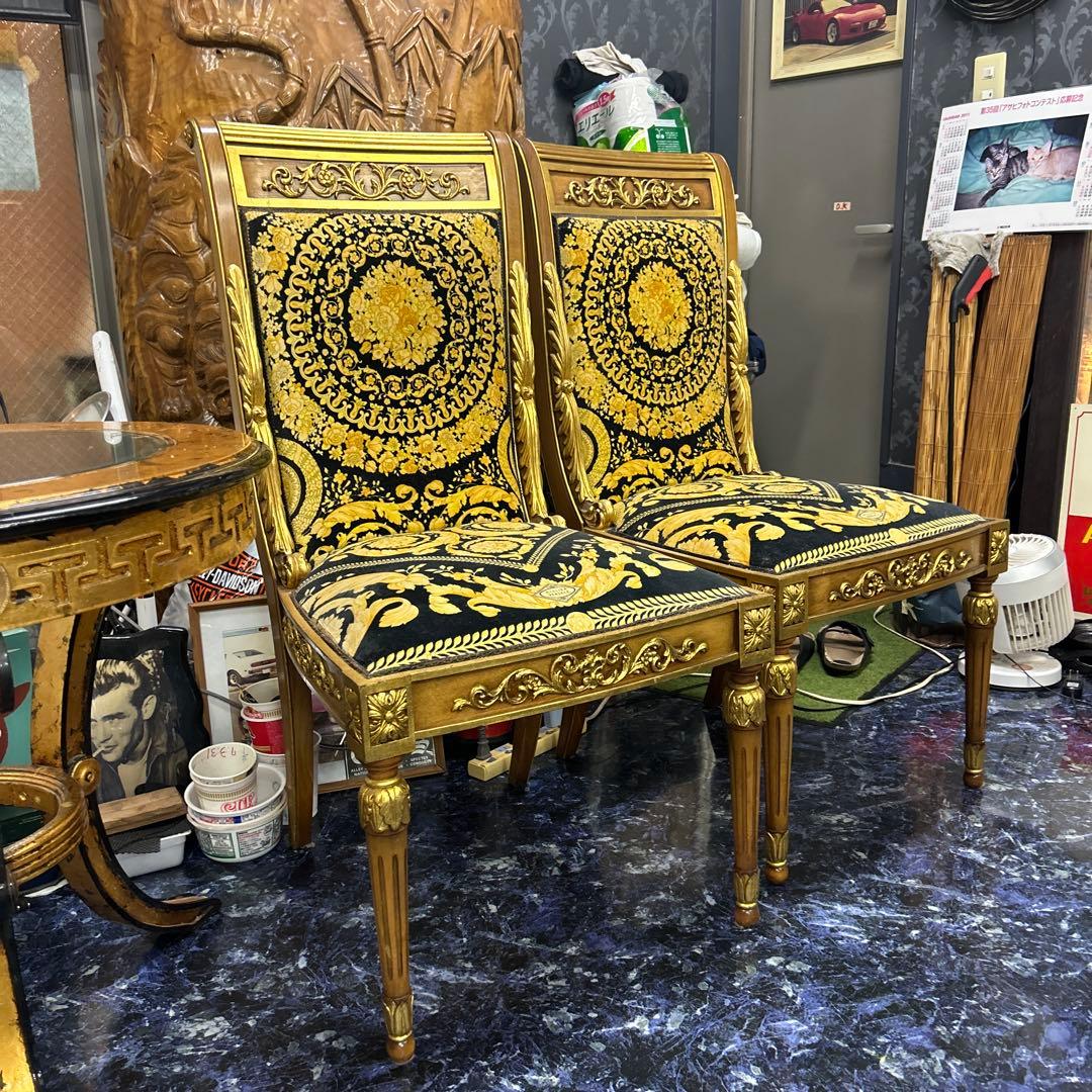 ベルサーチ　クラシックな金色と黒の家具セット