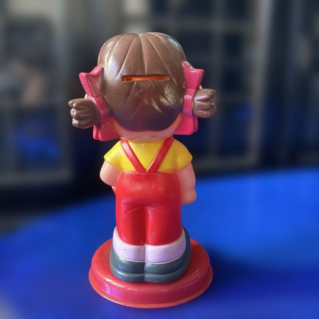 不二家 販促品 ペコちゃんソフビ人形貯金箱 赤台座 非売品