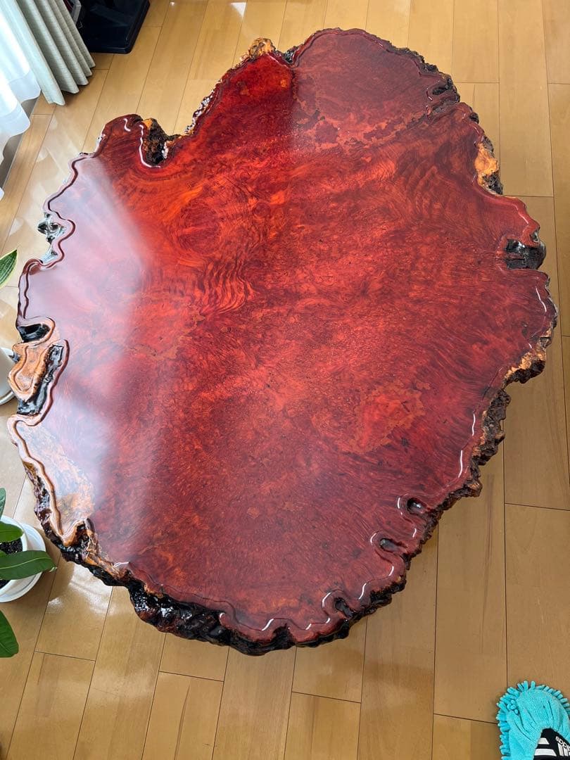 花梨一枚板　木製赤褐色座卓（自然形状）