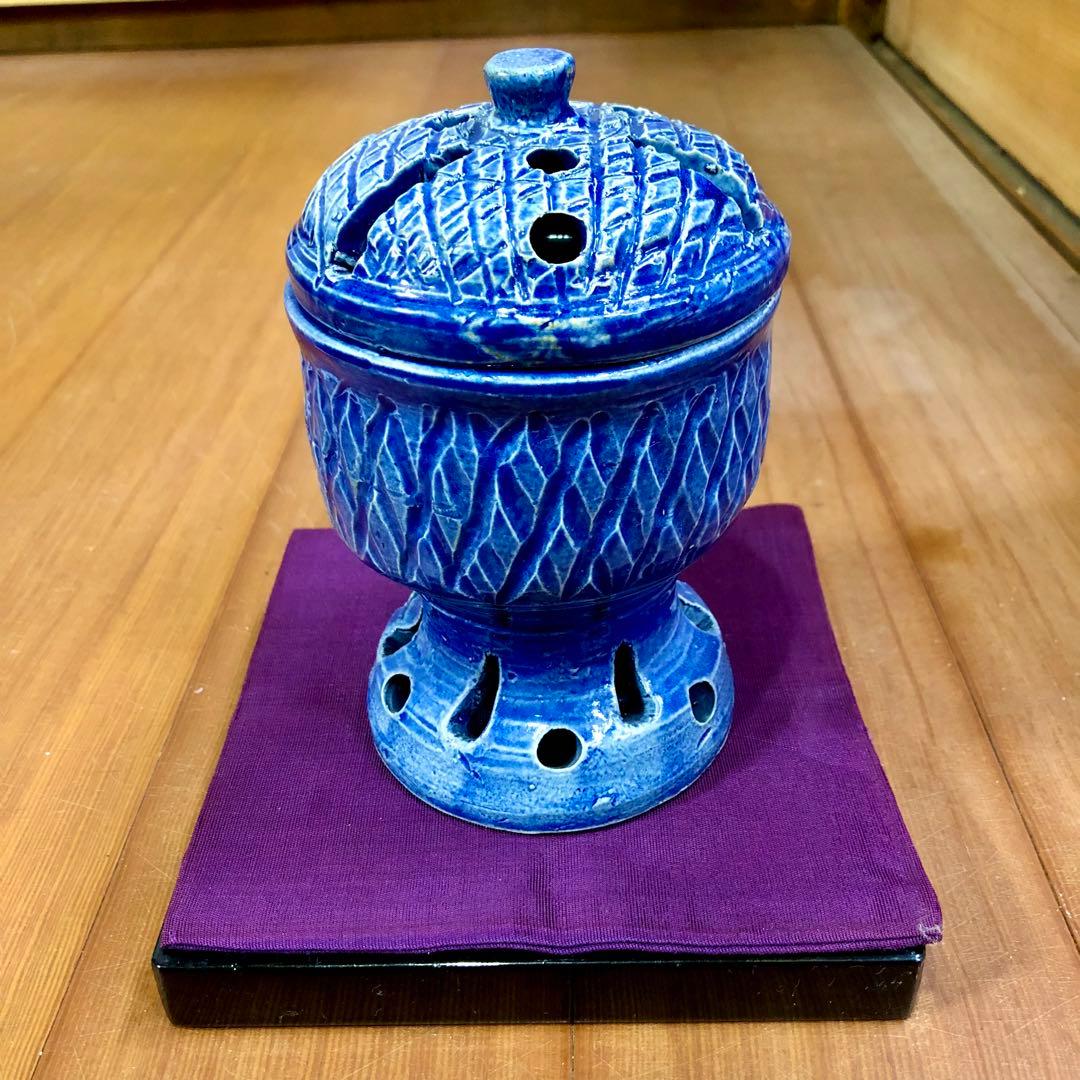 青い陶器の香炉 蓋付き