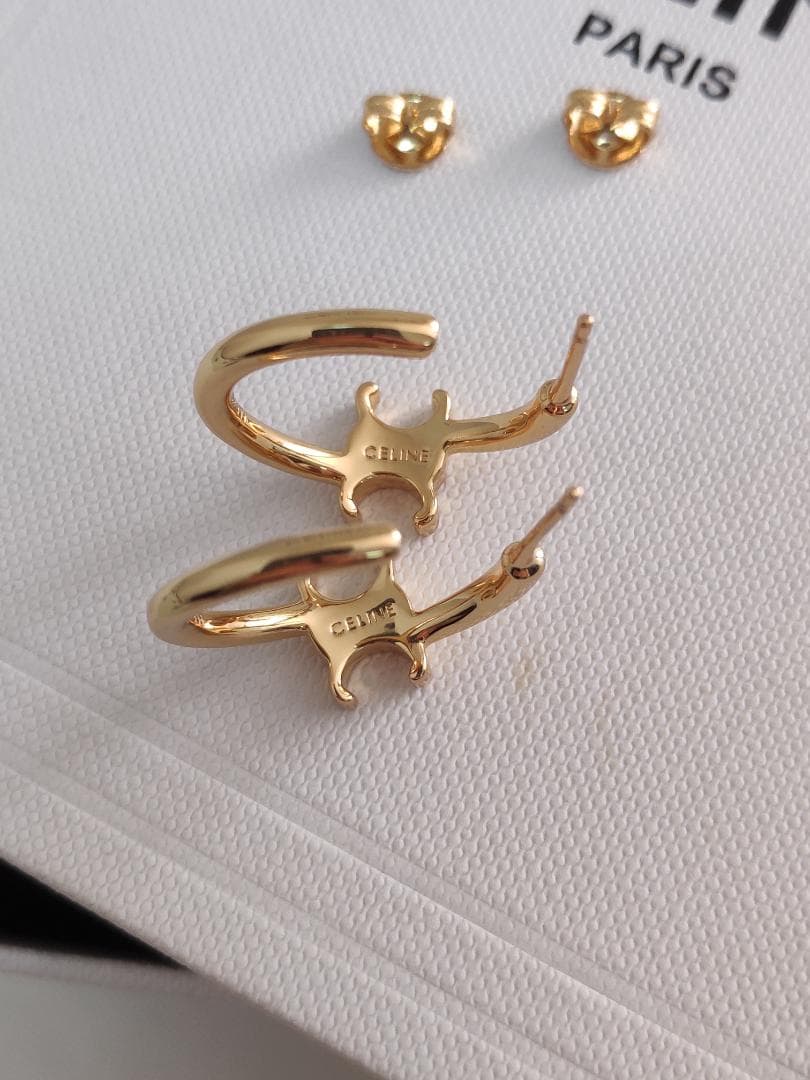 トリオンフ アシンメトリックフープ ピアス　 金色