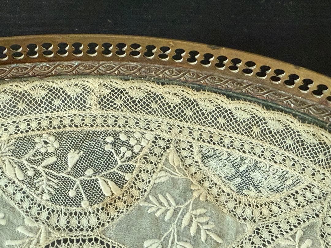 フランスアンティーク ノルマンディーレース入りのガラストレイ