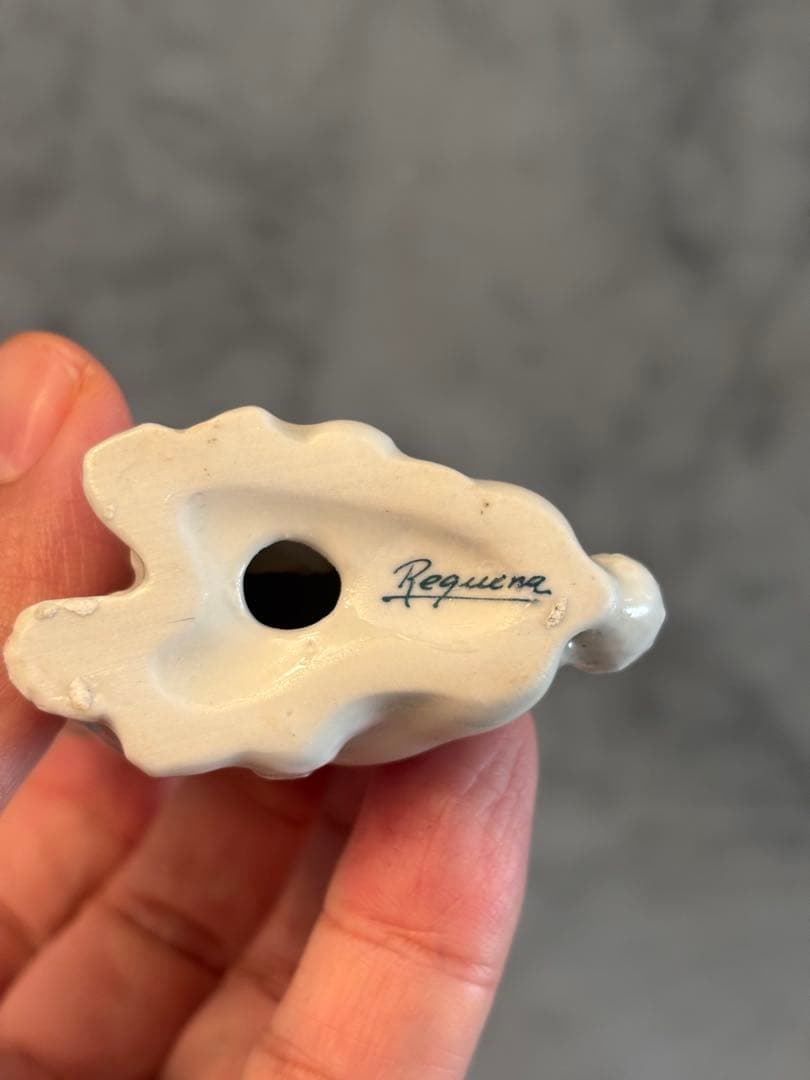 フランスヴィンテージ　手描きのつぶらな美しい瞳で雰囲気抜群の上品なプードル陶器