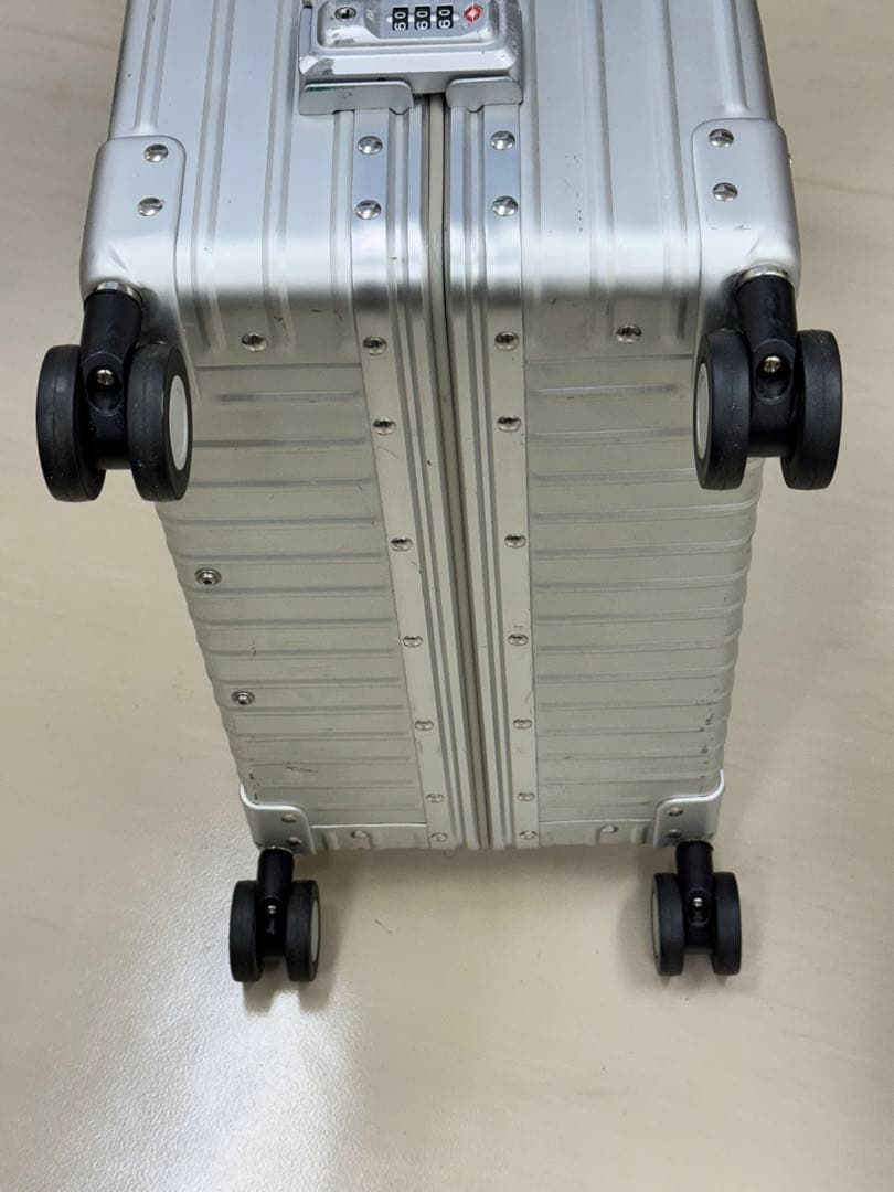 ネオキーパー　アルミ製中型キャリーケース 4輪