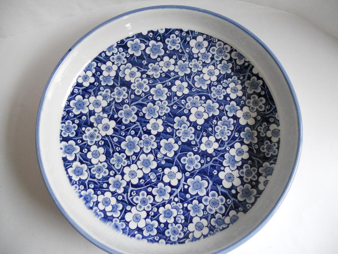 古伊万里 染付 草花文 梅 希少 大皿 です。