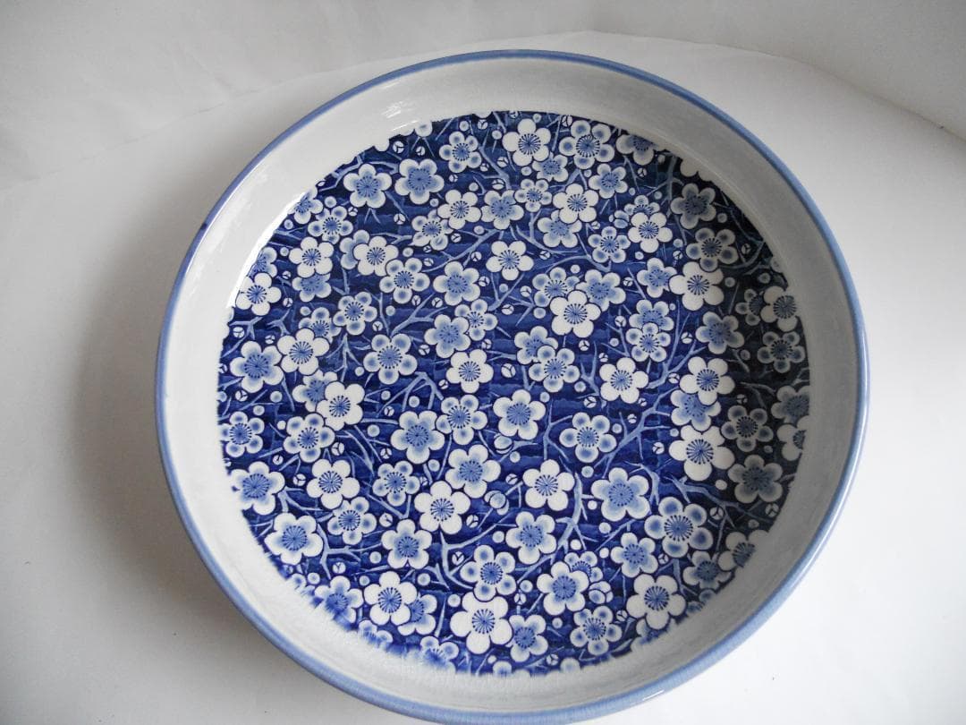 古伊万里 染付 草花文 梅 希少 大皿 です。