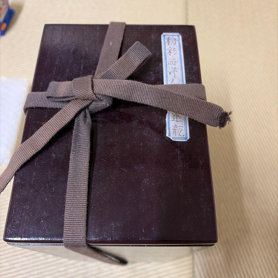 ト*ロ様 古典的な絵柄の陶器の壺