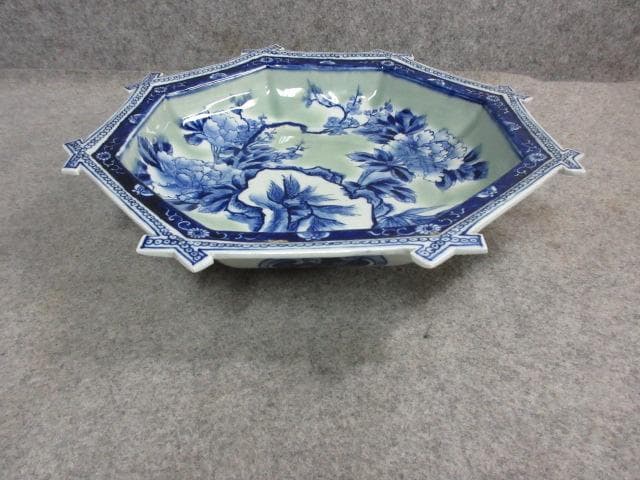 伊万里焼青磁染付牡丹図八角鉢 [B24866]
