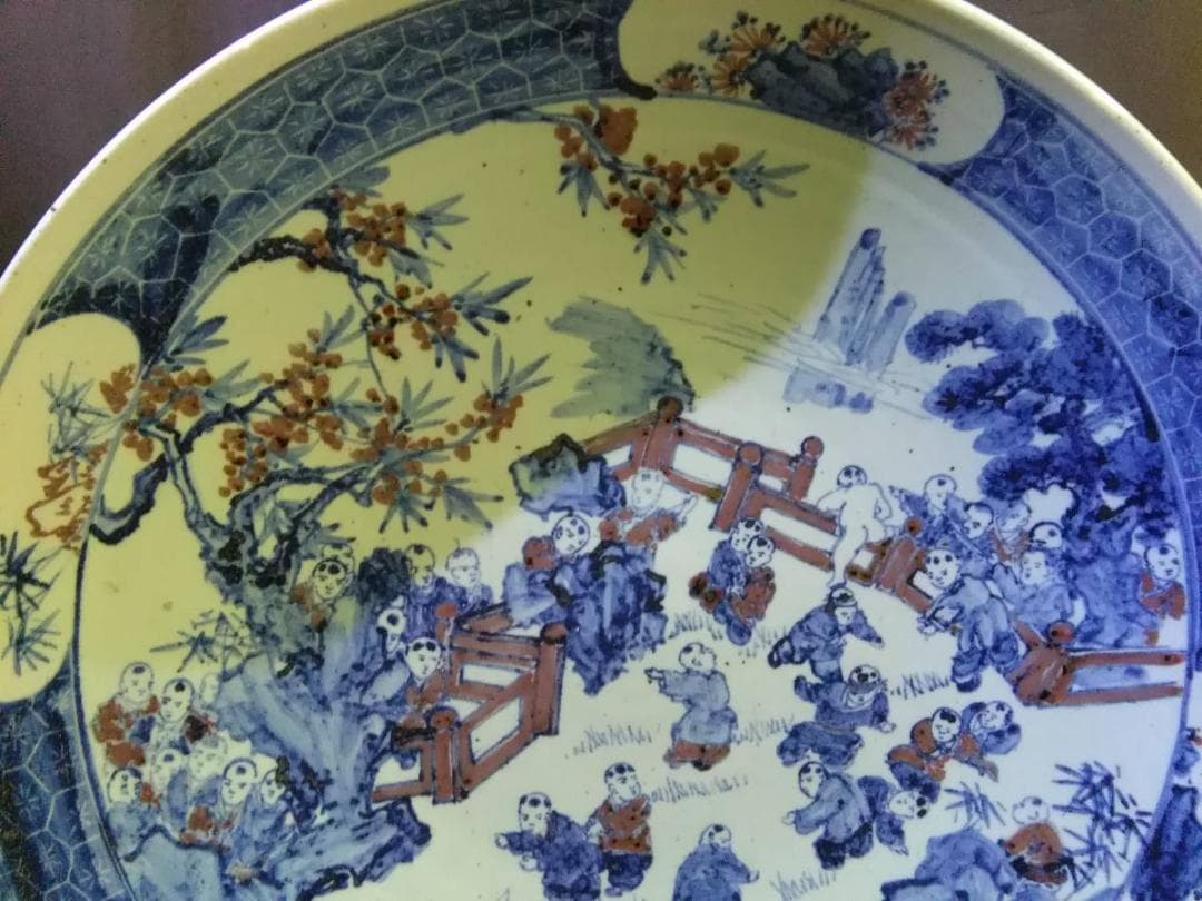 中国　大勢の遊ぶ唐人　唐子柄　重量感のある大きな古い大皿　裏印