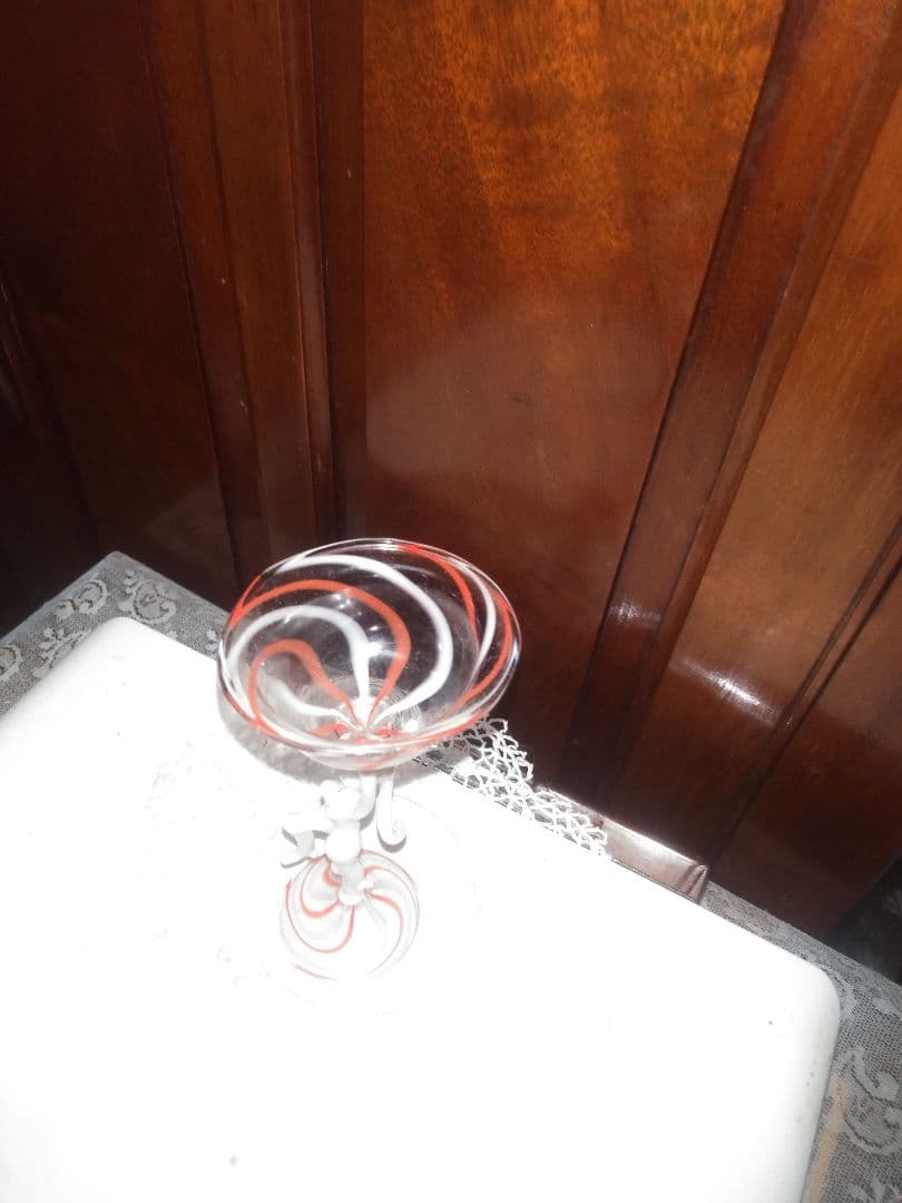 アンティークの小さなビミニグラスかわいい少女