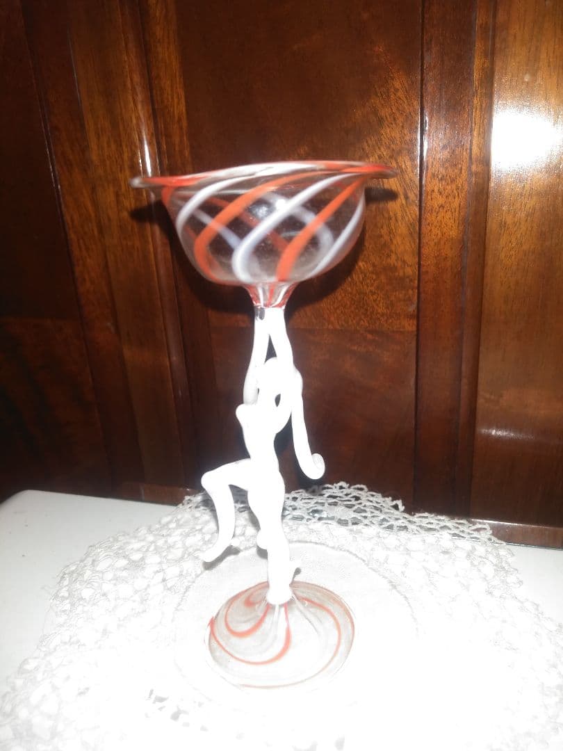 アンティークの小さなビミニグラスかわいい少女