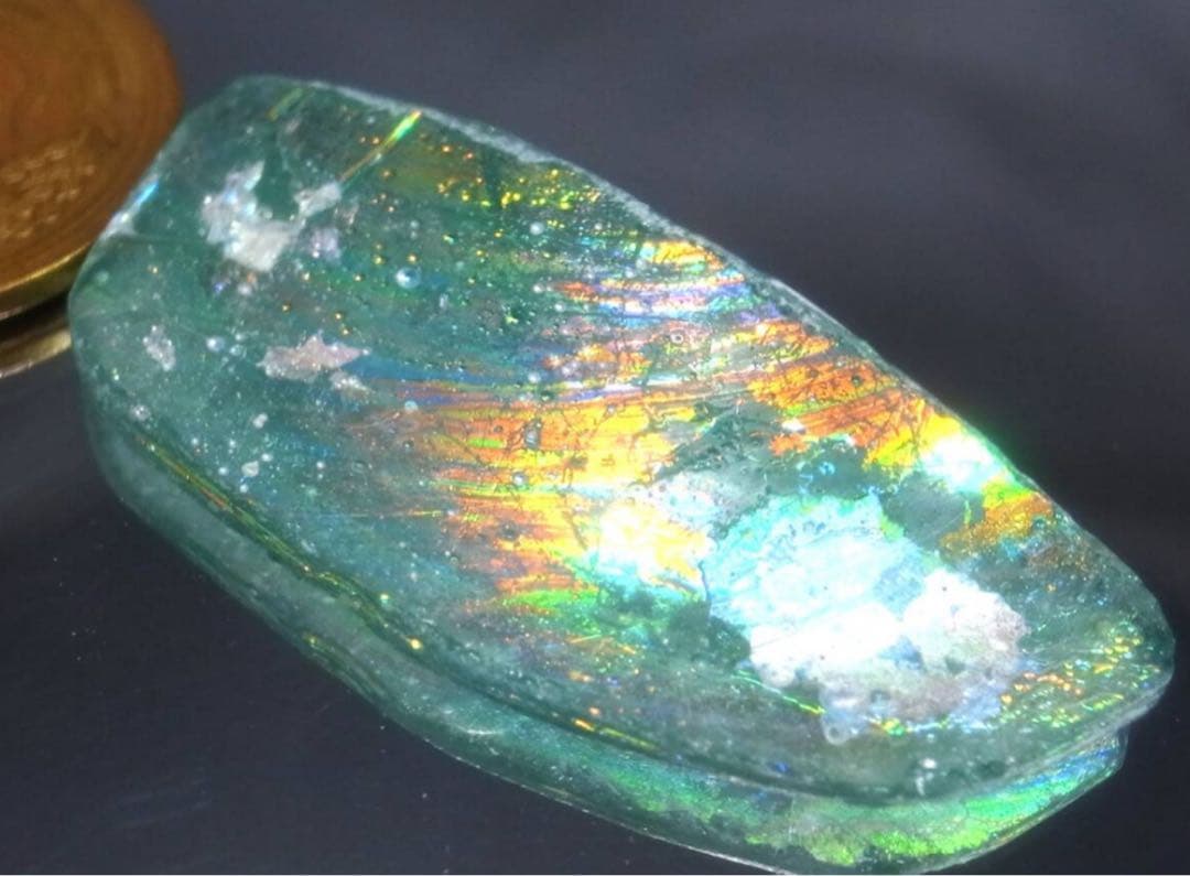 25.71ct ・2000年の時を超えた神秘・銀化が綺麗な天然ローマングラス