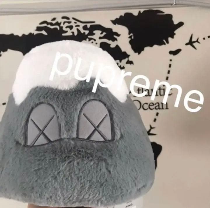 その他 Kaws Holiday Mount Fuji Plush Grey