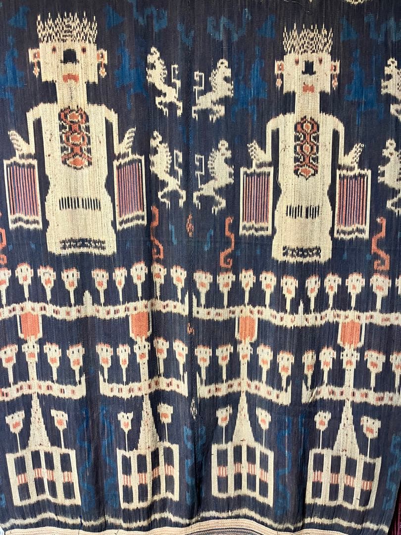 インドネシア／マラプ精霊の家に間借りを許された島民の精霊布／唯一無二のイカット