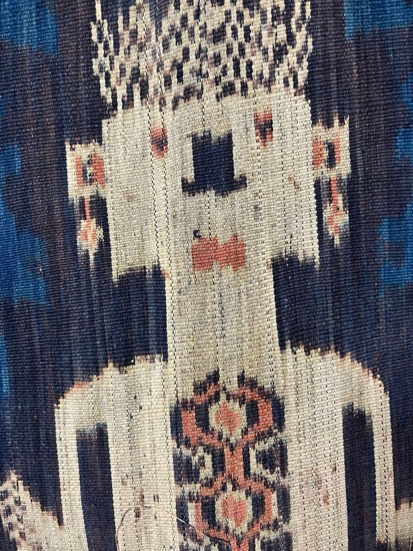 インドネシア／マラプ精霊の家に間借りを許された島民の精霊布／唯一無二のイカット