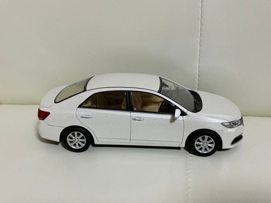 1/30 トヨタ プレミオ(ホワイトパールクリスタルシャイン) カラーサンプル