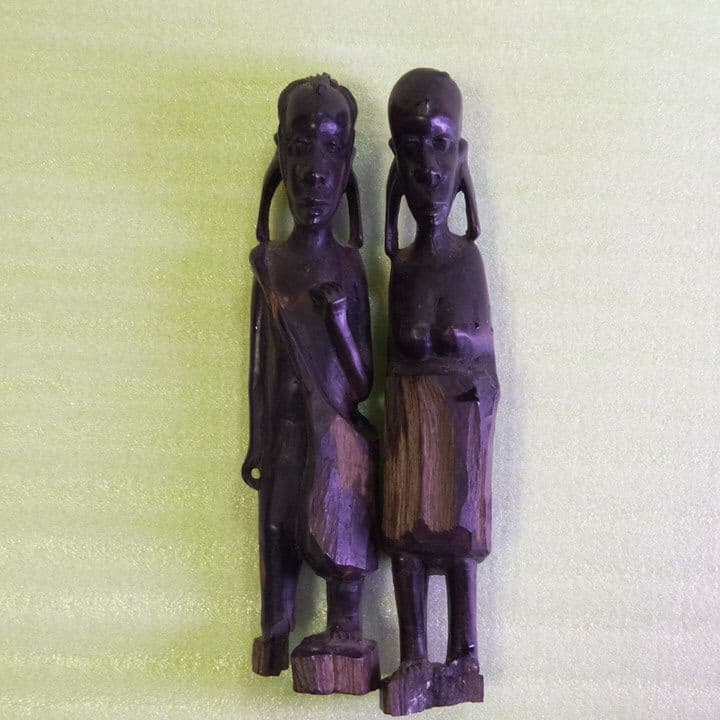 マコンデ族の黒檀男女像