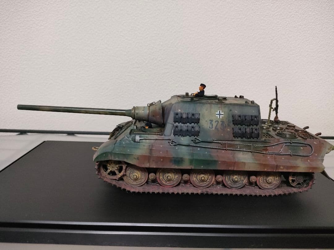 タミヤ1/48ドイツヤークトタイガー完成品　（ディスプレイケース付き）
