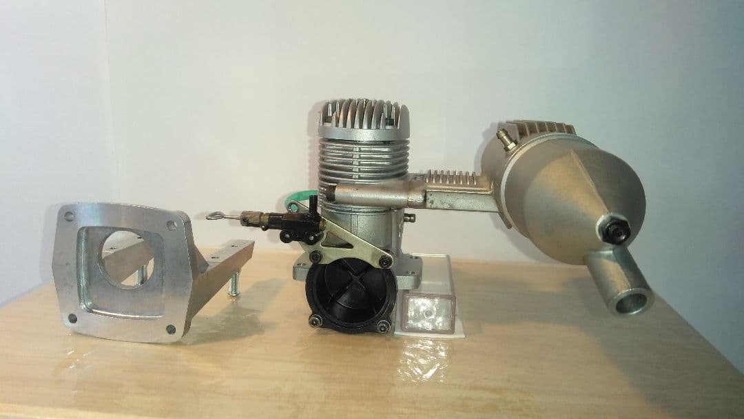 模型飛行機用エンジン回っておりますアルミエンジンマウント付き 価格を下げました