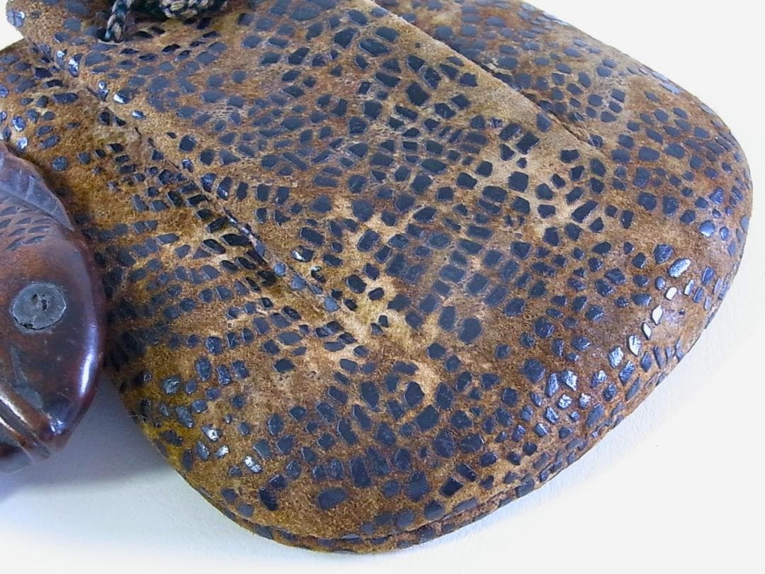【 E719 】 コレクター放出品　明治時代～大正時代　アイヌ玉魚根付皮提げ袋