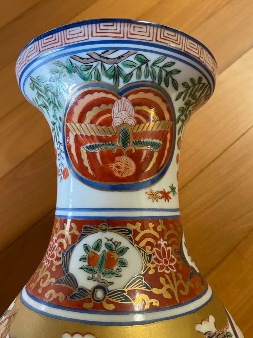 色鮮やかな装飾の陶器花瓶