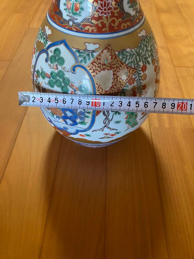 色鮮やかな装飾の陶器花瓶