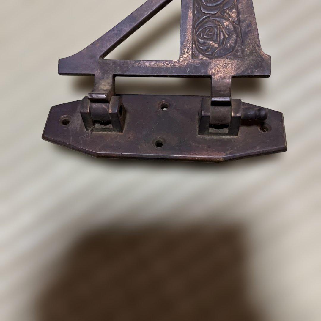 装飾的な金属製ヒンジ