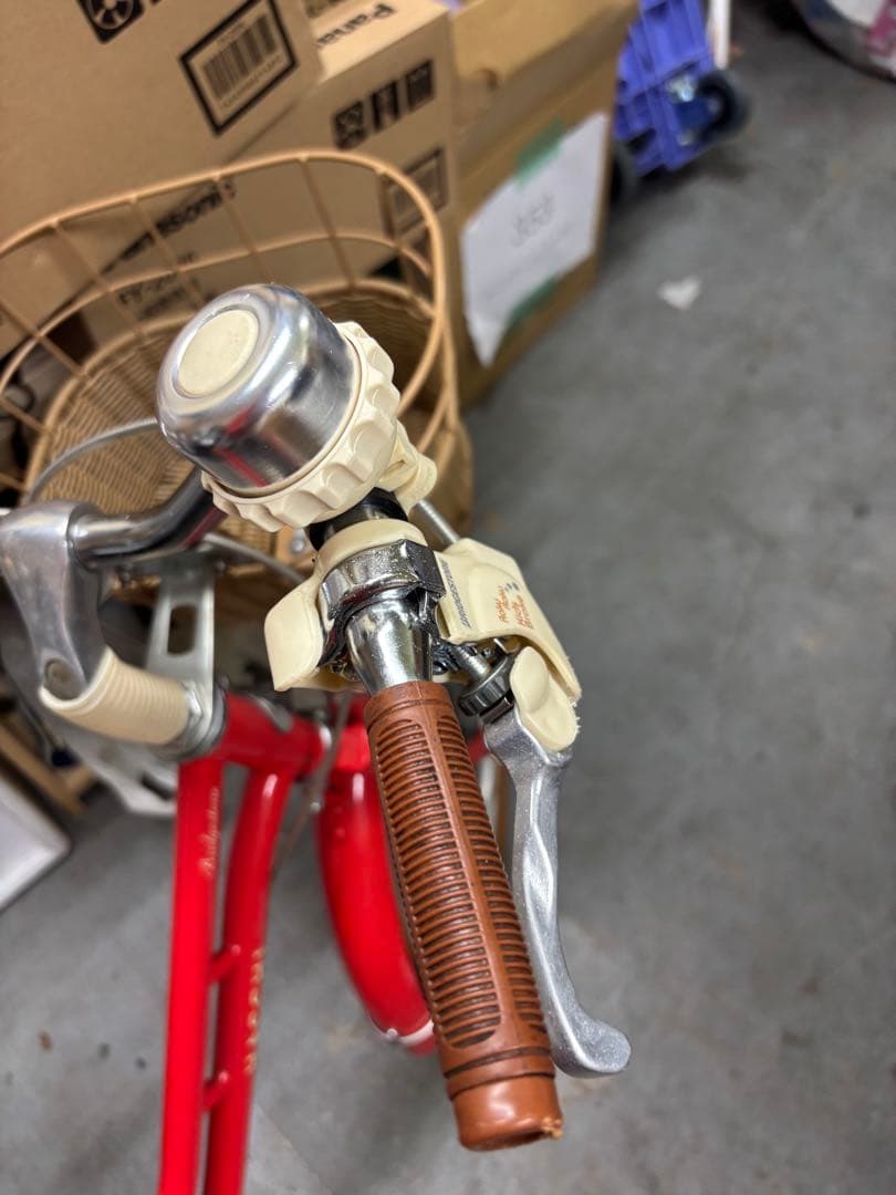 赤い子供用自転車 バスケット付き