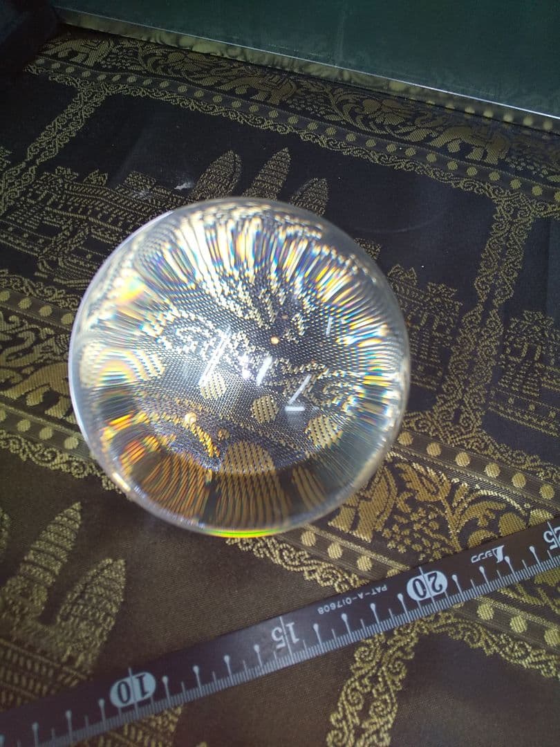 ガラス玉か水晶