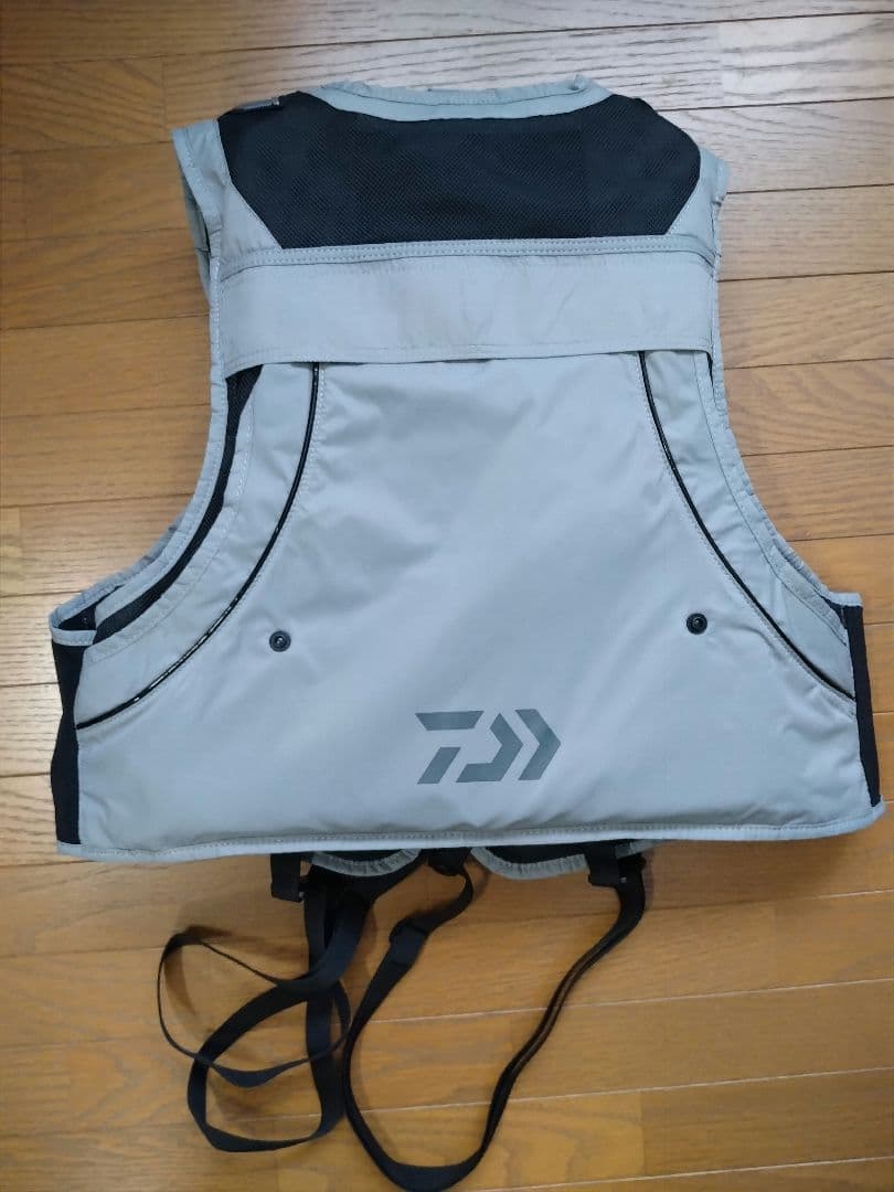 【新品未使用】ダイワ フロートショートベスト DV-3025F L グレー