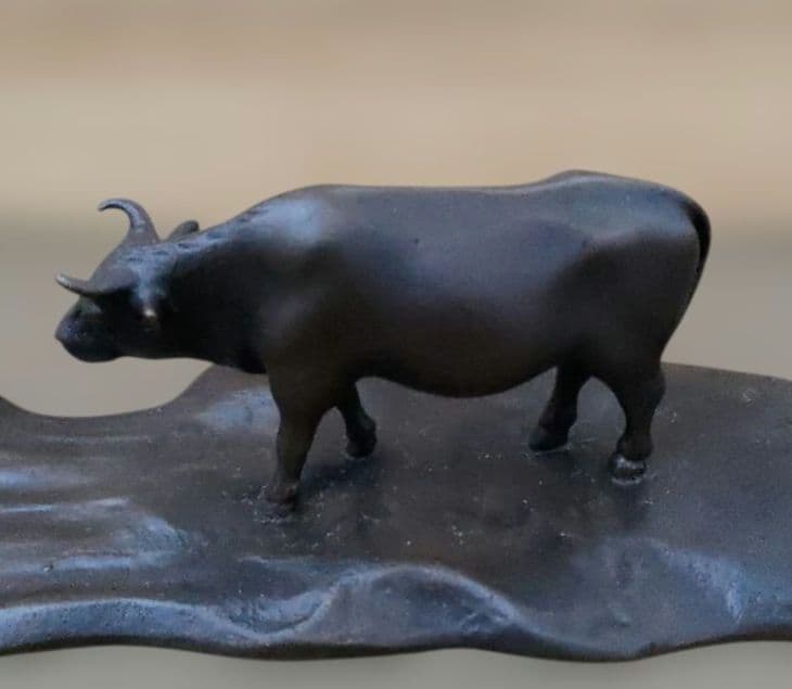 牛の置物 (文鎮？)