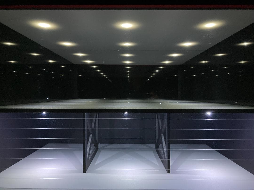 ミニカー専用ジオラマ：1/18 ショールーム＆ガレージⅢ／最大展示台数6台！